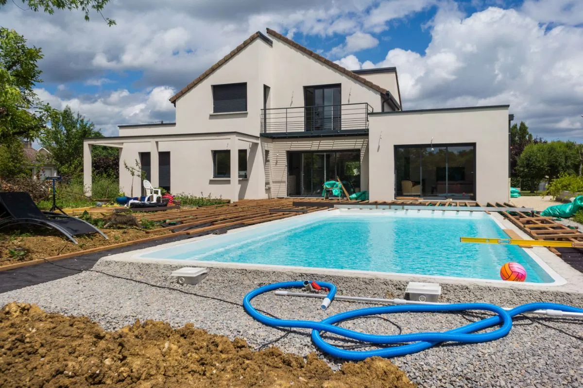 Terrassement autour d'une maison et d'une piscine dans l'Essonne