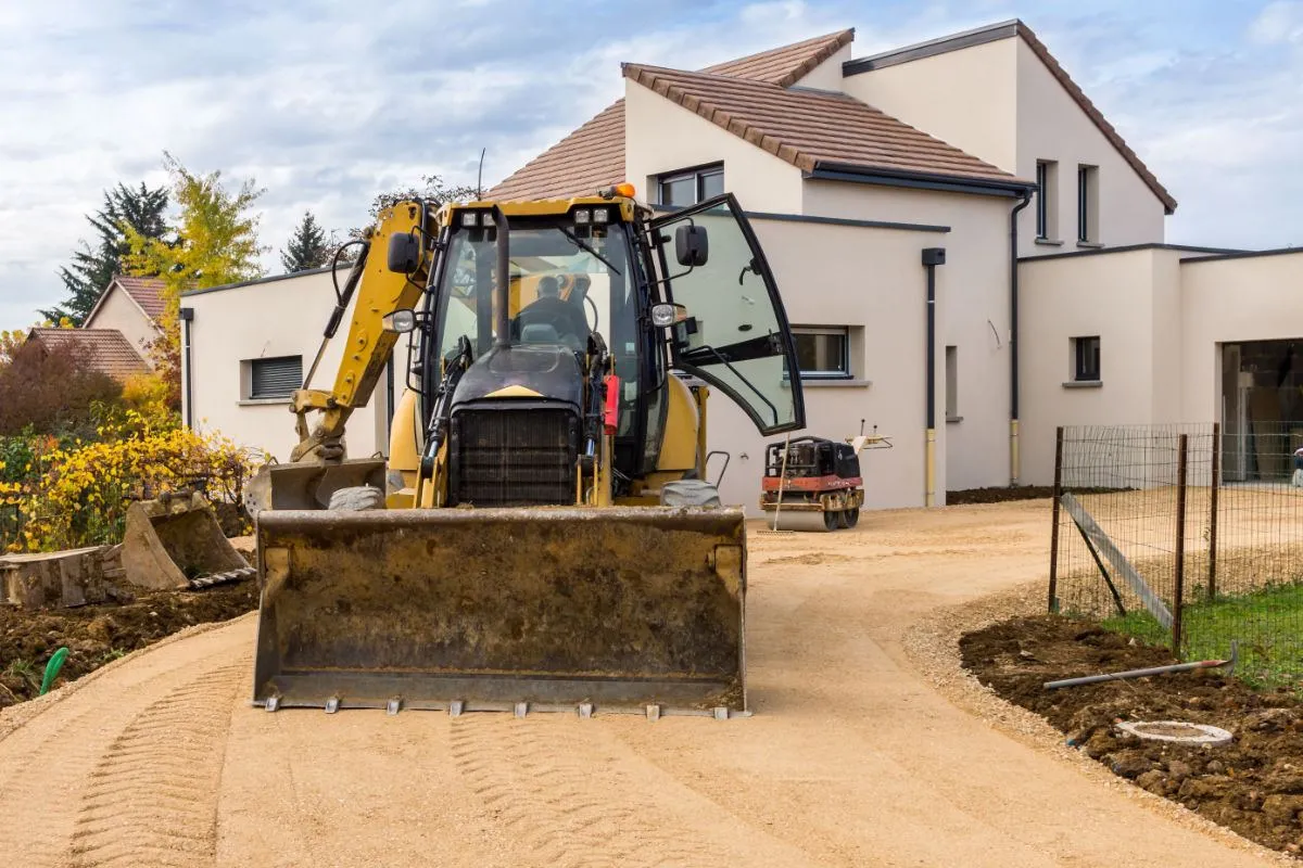 Engin de chantier pour des travaux de terrassement devant une maison dans l'Essonne