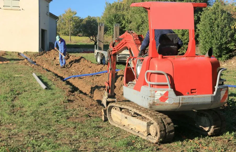 Réalisation d'une tranchée pour l'assainissement d'un terrain